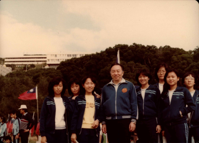 第九屆運動大會學生與韓偉院長合照